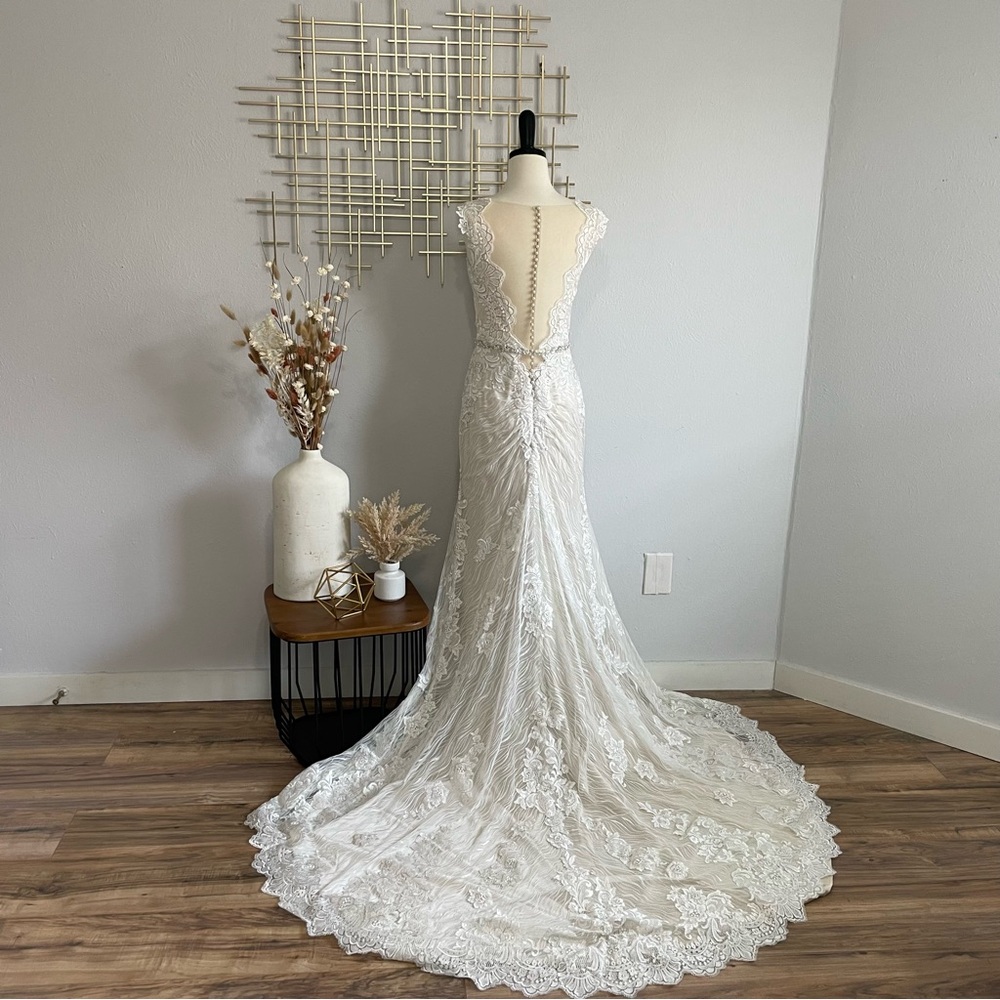 Elegant Lace Wedding Gown